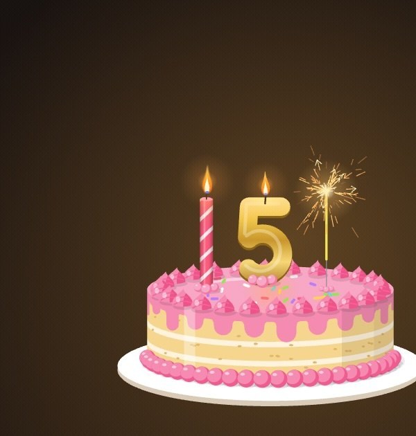 Una torta de e-Candle con una vela del número cinco y una bengala